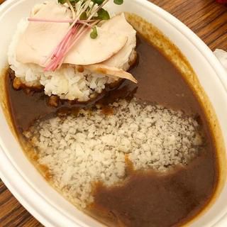 anまかないフェス大阪
人気ラーメン店 #セアブラノ神 のまかない
じっくり炊いた鶏白湯に自家製ルーと数種類のスパイスをアレンジしたまかないカレー。なんといっても、トッピングされた豚骨背脂の旨味がカレーに深みをもたらし、凄旨に!
ワンコインとは ...