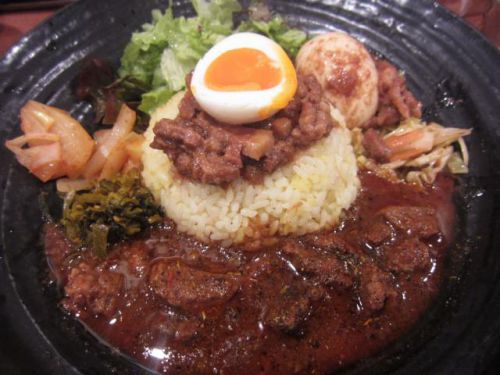 看板の「魯肉飯」も台湾式でいい感じです~「スパイシーカレー 魯加」(大久保・百人町)
