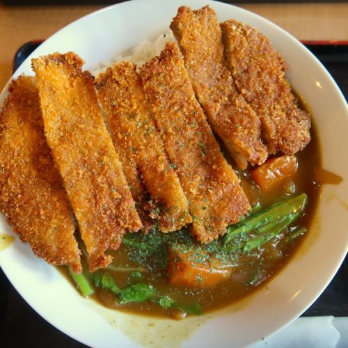 やっぱりか! 「月の魚」のカツカレーはボリューム満点!