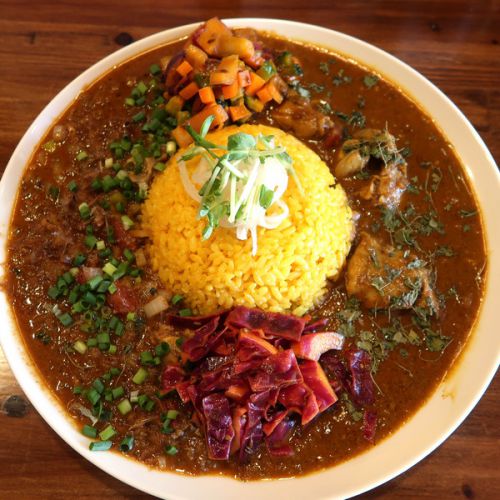 ふたつのカレーを同時に、そして第三の味まで楽しめる「ヤマナカリー別邸」の二盛カレー