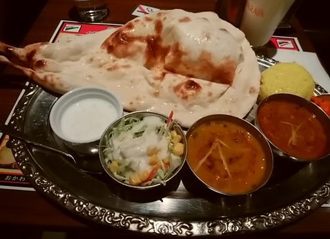 ダルカレーとキーマカレーを食べる。