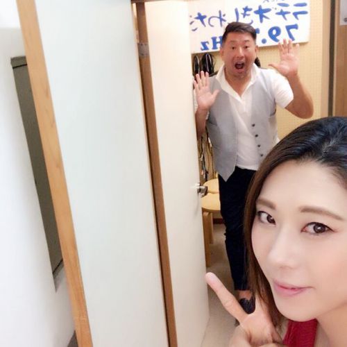 お知らせ︎昨日はラジオFM岸和田のパーソナリティ徳由美子さんと、お話しをして来ました1時間程内容の濃いお話しが出来たかな最初はグダグダでしたが、徳さんにまとめて頂き最後まで出来ましたありがとうございます徳さん自身も空手を通して、子供達に色々なボランティア活動をされてますので…頭がさがります!オンエアは9月半ばと聞いた様な…(笑)ネットでの拝聴をお勧めしますあっ︎げんきカレーの事もお忘れなくね#西天満 #小さなボランティア #げんきカレー #200円カレー #みんなの力で #FM岸和田 #徳由美子