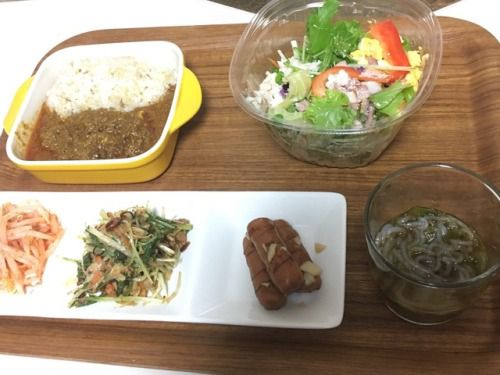 しらたきめかぶ、チキサラ、(ソーセージ南蛮漬・ペペロン水菜・ピリ辛もやし)、チキンカレー。
