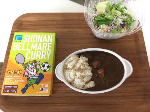 もらいものの湘南ベルマーレカレー とサラダ