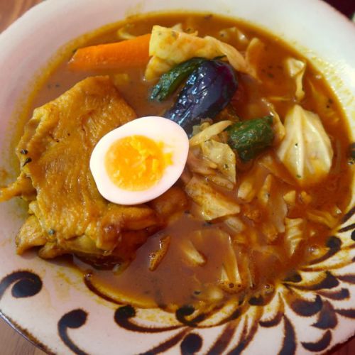 首里・あじとやのやわらかチキンカレーにキャベツトッピング