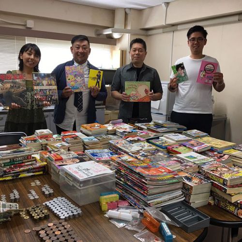 お礼9月9日に皆様から集めました、本と募金のお金を弘済みらい園に持ち込みました️本は511冊募金は26923円沢山のご協力ありがとうございました(涙)本が集まり過ぎて…車にギリギリでした(笑)今回から手伝って頂いた看護師の小西さん(独身男性)劇団員の福田さん(女性)スペシャルサンキューです︎福田さんからの配慮で今回は特別にみらい園の子供達にミュージカルのチケットをプレゼントして頂きました10月半ばに開演予定なので後日告知させて頂きます奈良香芝市で英会話塾経営の(comcomlongunge)斉藤さんも沢山の子供向け英語の本を持ち込んで頂いております何時も協力感謝感謝︎十三の飲食関係者から戴いたハンドスピアー32個は狂喜乱舞の喜びでした(笑)新地関係者からの綺麗になりそうな本やお金持ちになりそうな本も大変嬉しい次第ですげんきカレーのお客様には特別感謝感謝です︎小学生の女の子から戴いた、チャオには震える程嬉しいですまだまだ言葉では言い尽くせない程の感謝感動でしたありがとうございます️此れからも時間を掛けて何かを作って行きますのでご協力お願い致します(涙) #協力雇用主会 #げんきカレー #食のインフラ #西天満 #小さなボランティア #弘済みらい園 #本を集める #200円カレー #こども食堂