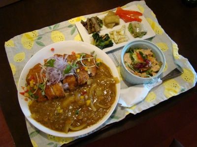 Organic Restaurant taritotto(オーガニックレストラン たりとっと)さん 植木 20種類以上の有機野菜をじっくり煮込んだカレーと野菜を味わえるお店