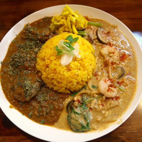 ヤマナカリー別邸で県産野菜と海老のししとうグリーンカレー