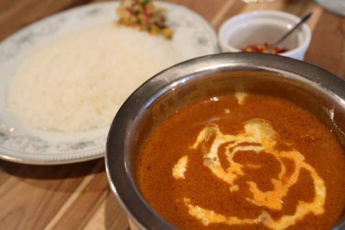 HATOS OUTSIDEのチキンカレーとGIGANTICビール
