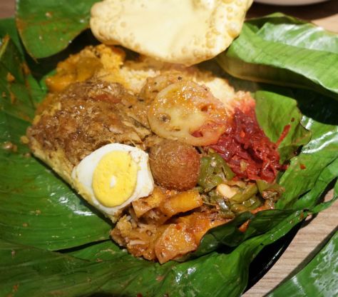 早稲田「アプサラ」熱々で秀逸に旨い、スリランカカレーのバナナリーフ包み。