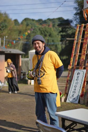 新宮町的野地区『第2回SUNRISE FESTIVAL』で元「アジアンチョップ」のヒロミチ氏がジビエ鹿肉カレーを作っていた。