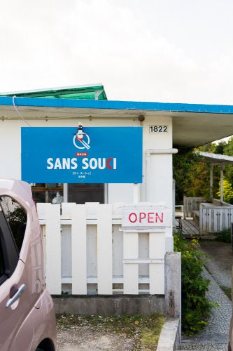 北中城村・SANS SOUCIで新メニューの「京のふわとろスパイシーカレーご近所丼」を食べてきました。