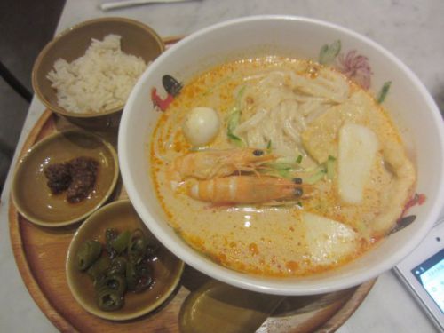 ココナッツミルクカレーヌードル「ラクサ」を米麺で(シンガポール海南鶏飯 赤坂店)