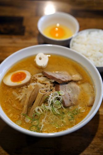 お昼は「やっちゃんち」で味噌らぁめんと「印刷ラボフクオカ」でポストカード展。夜は「亜洲界世」でカレー麺、からの「Banx River」で本格的な抹茶ラテ。