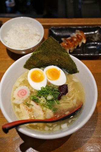 夜は「らぁめんシフク」からの「MOMENT COFFEE」。昼は「クボカリー」からの「PLASE.STORE」。