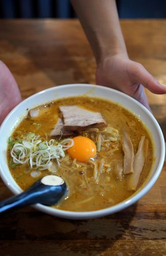 今日昼は「やっちゃんち」でカレー味らぁめん、夜は「カフェ檸檬」「MOMENT COFFEE」。昨夜は寒波に負けず「カンパニョーラ」。