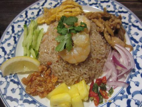 いろいろ混ぜ混ぜガピ炒飯「カオクルックガピ」と森のカレー「ゲーンパー」(博多・ガムランディーにて)