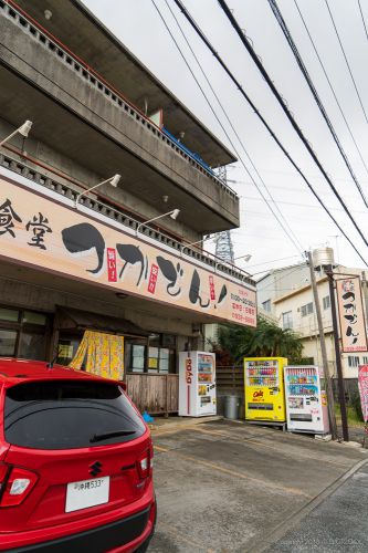 沖縄市・知花の「大衆食堂つかでん!」で牛肉たっぷりな黄色いカレーを食べてきました。