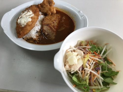 買って少し時間を置いてしまったのり弁から海苔を取り除いてカレー仕立てに。
サラダは自前→ドレッシングはいつも通り #プロドレ
