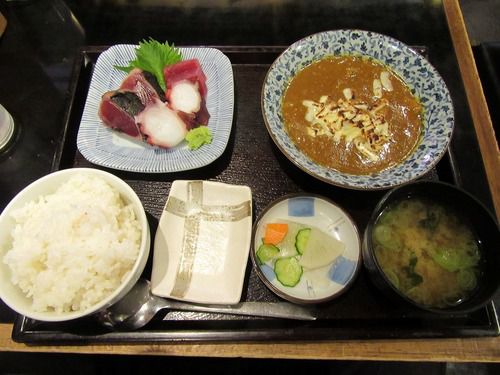 小さい頃は当たり前だった、お刺身とカレーを一緒に食べること。(東京田町:大金星)