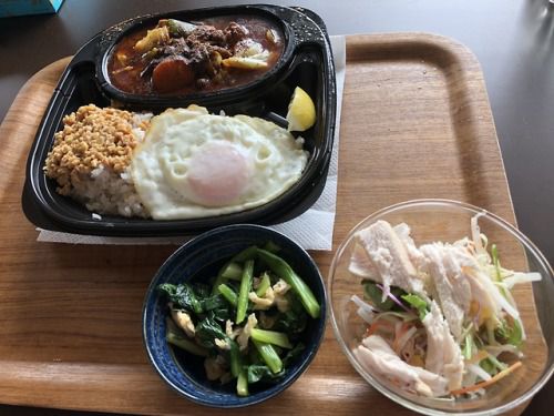金曜日はけむりのカレー 
角煮の納豆鬼目玉。
チキサラとおひたしと。
ドレッシングは #プロドレ...