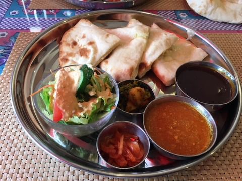 インドカレー屋さんで「チーズナンとカレー」いただきました。