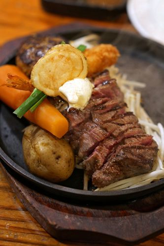 夜は「ビフテキ屋うえすたん」からの「Banx River」。昼は「旅するクーネル in カレーNADO」。