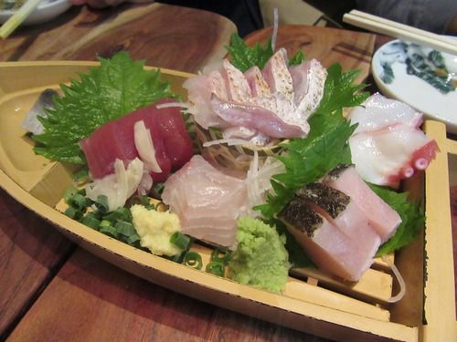 刺し盛り3点盛りは、6点盛りで出てくる嬉しいお店。サバカレーは絶品!(板橋大山:魚猫)