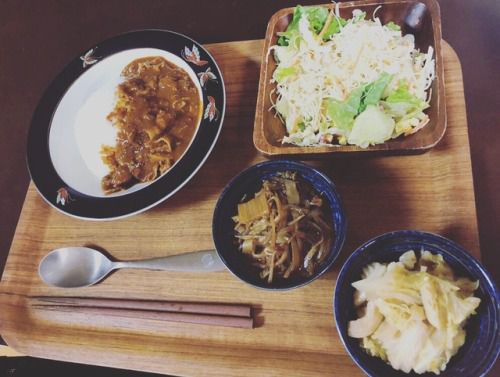 サラダとキャベツ煮ともやし白菜煮と豚カレー。
サラダのドレッシングは #プロドレ
キャベツ煮は家系スープ味 笑