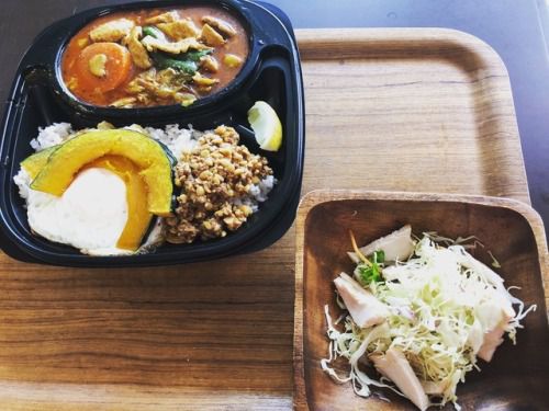 金曜はカレーの日、久々のけむりカレー
角煮、納豆、目玉にポークにナスカボにスペシャルな仕様になってました。
ありがとうございます...