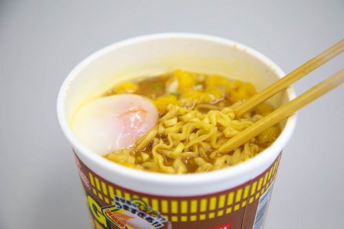 【新商品】カップヌードル「エッグカレー濃厚120%」に温泉卵トッピング!甘みと深みが増して美味しいぞ!