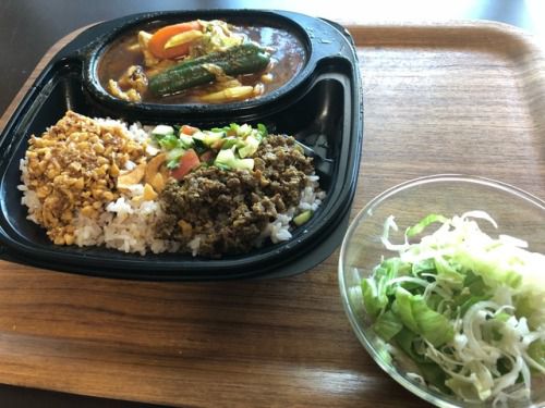 お昼はけむりでしたよ♪
ポークのドライ(カレー)あいがけのスタミナ納豆!と自前サラダ。
この組み合わせが私の中の一番なのかな~。
...