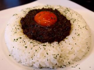濃厚な旨味が癖になる!黒毛和牛A5ランクミンチ100%の贅沢キーマカレーが登場しました! 桃谷 「豚骨黒カレー MECHA」