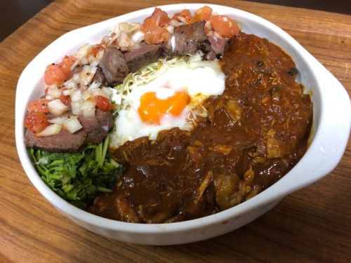 ステーキなビーフカレー。
ステーキにはトマトと玉ねぎのビネガーソースがかかってます(下にはサラダ)
温玉は深めの容器に卵とお湯入れ...