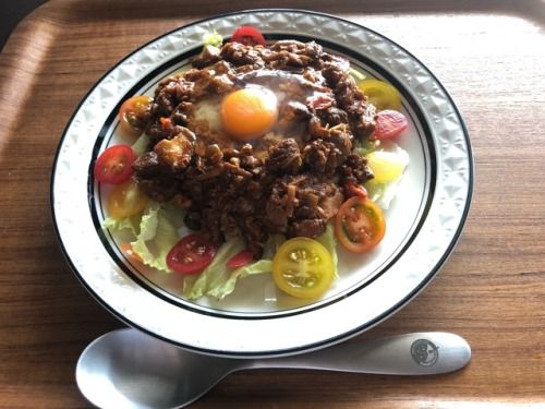 キノコドライカレー。
ライスはピラフ。
トマトは彩りに。
#ハバネロ も入ってる
#激辛 かと思いきや...