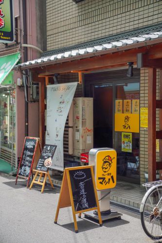 大阪市浪速区・日本橋の路地にかけ放題のセルフカレー「カレー食堂 マッハ」があった!