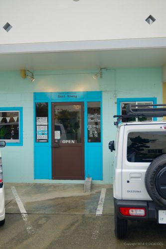 読谷村・丘の上のアジアン料理屋「サイルーン」でタイカレーのハーフ&ハーフセットを食べてきた。
