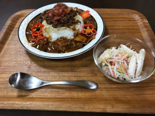 ポークカレー&ドライカレーとチキンサラダ。自家製サルサソースにもハバネロが…w#激辛 #カレー #ハバネロ