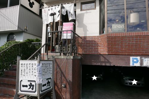 ここでしか食べられない独特なカニクリームコロッケを、シンプルカレーと共に頂く。