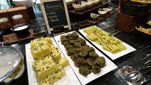 なぜ日本人はすぐにインドカレー屋に行くとバターチキンとナンと言い始めるのか?