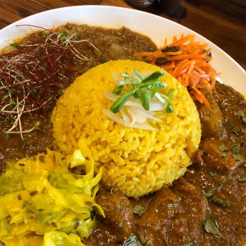 那覇市・ヤマナカリー別邸の旨味チキンとえび出汁3種挽肉キーマは名コンビ!