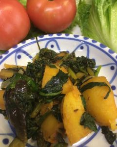 ほうれん草とじゃがいもと茄子のカレー