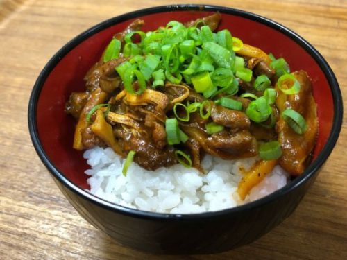 2019年カレー初め。
箸で食べられるカレーご飯。
ココナッツミルクは入ってないけど和風ルンダン的なやつ→肉の佃煮カレー味みたいな。
牛豚鳥羊色んな肉の色んな部位を細切りにして加熱して脂分落としてから...