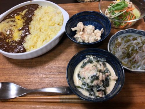 本気カレー焼きチーズのせ(サフランライス)、サラダ4種(梅マヨ鶏皮大根、わかめシーチキンマヨ、しらたきめかぶ、野菜サラダ)