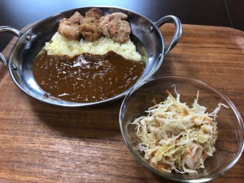 本気カレー(サフランライス)唐揚げのせ、チキンサラダ