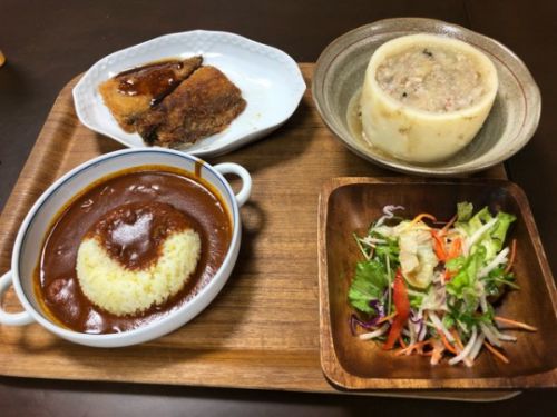 本気カレー(サフランライス)、大根ひき肉つめあんかけ、アジフライサバフライ、サラダ。