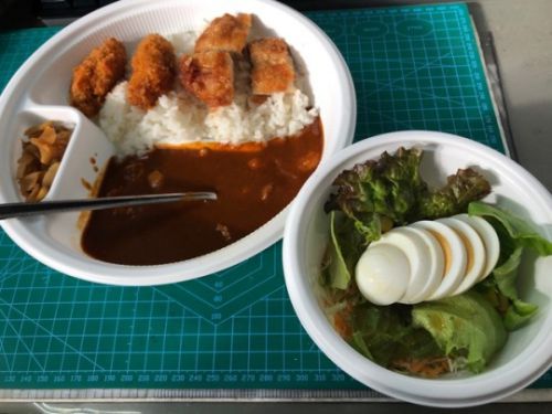 ココイチのカレー激辛アレンジ唐揚げのせとサラダ。