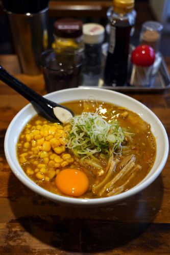お昼は【やっちゃんち】でカレー味らぁめん。夜は【杏仁荘】でカレバカ新年会。