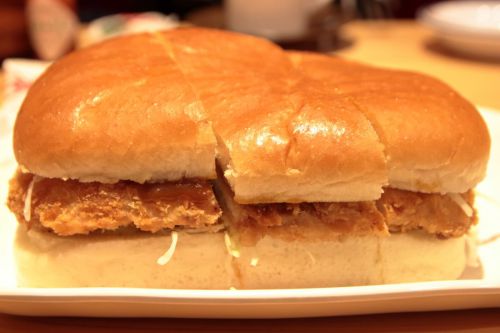 コメダ珈琲店「カツカリーパン」辛くておいしい期間限定メニュー登場