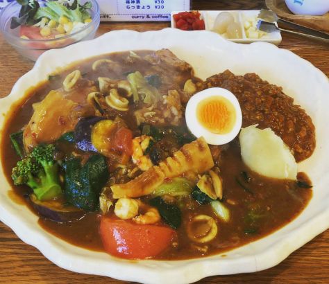 十条「カレーアンドコーヒータイム」圧巻の具だくさんのミックスカレー。